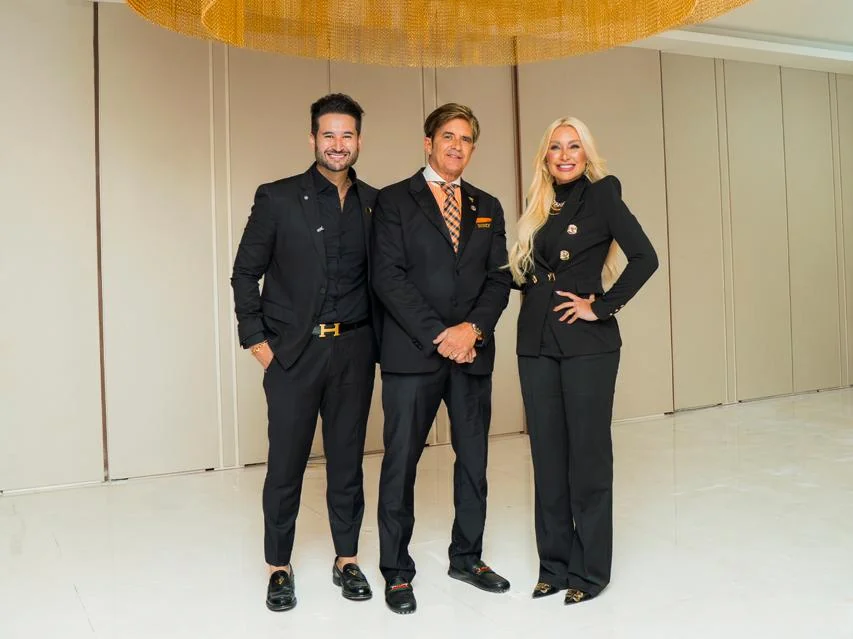 Dr. André de Oliveira, Dr. Rey e Bruna Guimarães na nova unidade da Unique em São Paulo